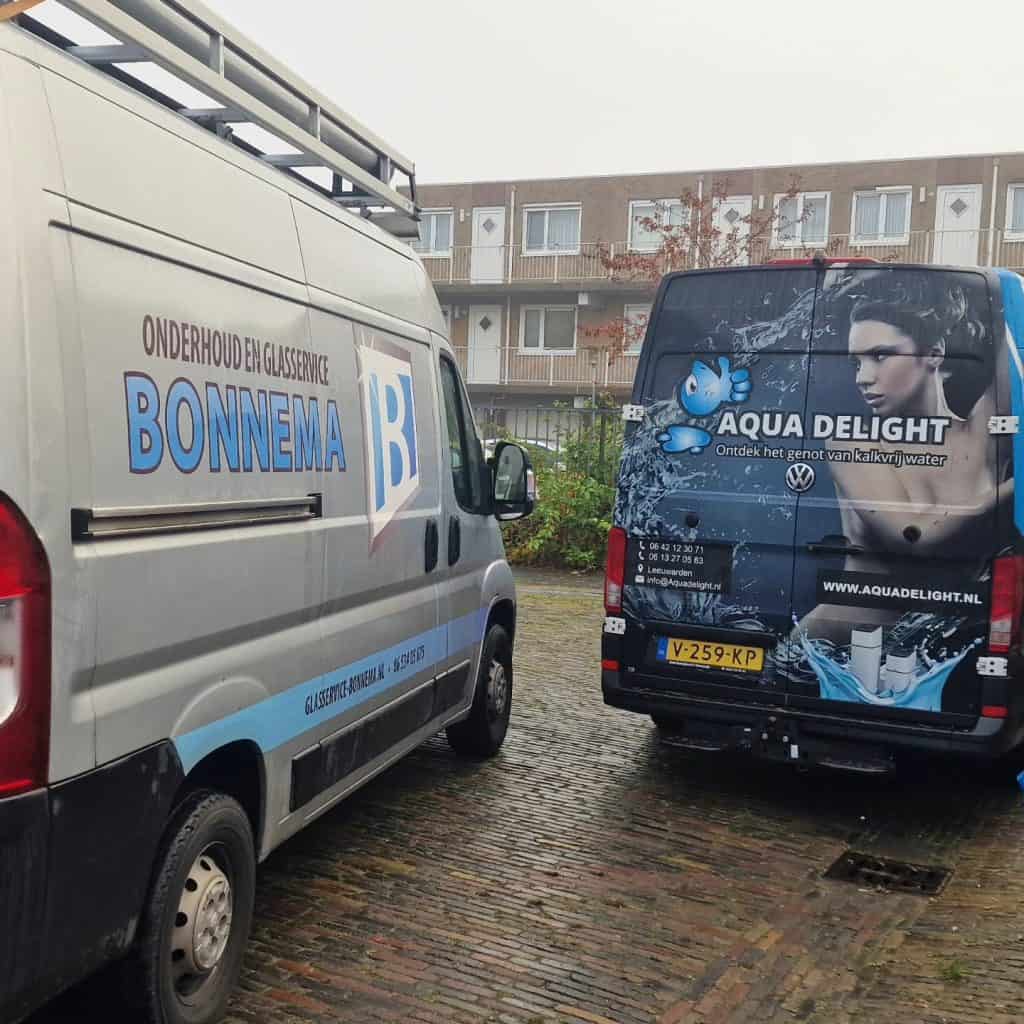 Glaszetter-friesland-onderhoud-en-glasservice-bonnema-voertuigen-voor-glasreparatie-fictioneel.