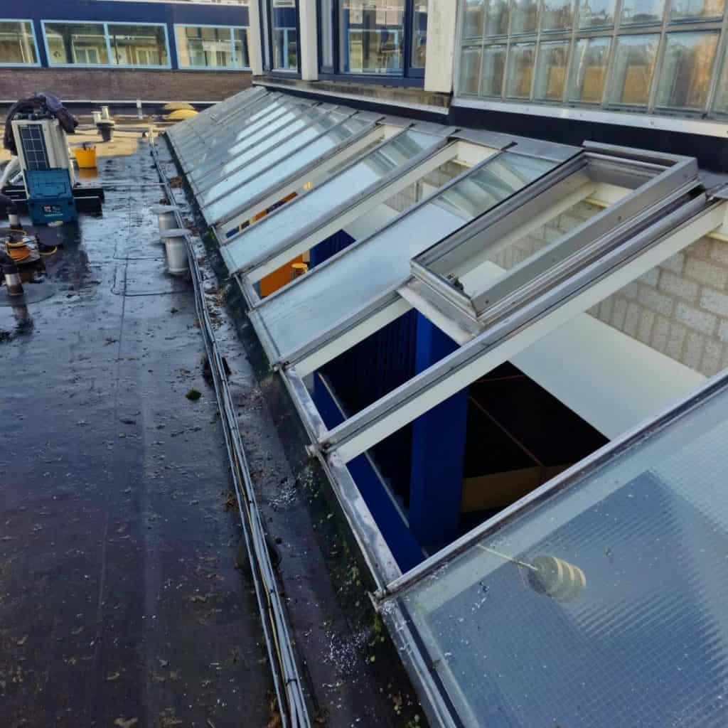 Vervanging en onderhoud van glazen daken op een bedrijfscomplex door Glaszetter Friesland. Professioneel vakmanschap zorgt voor een heldere en duurzame afwerking.