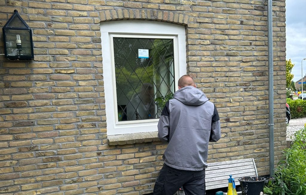 Glaszetter aan het onderhoud van een geschikt woningraam in Friesland. Professionele service voor glasreparaties en raamonderhoud door Glaszetter Friesland.