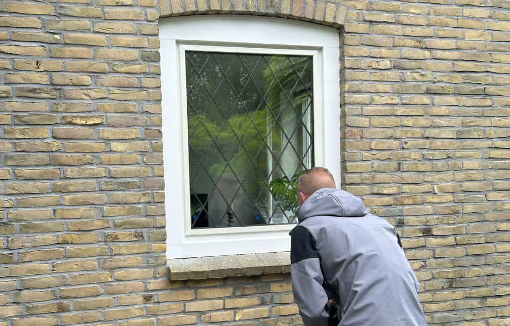 Ramenwasservice en glasreiniging professional, uitgevoerd door Onderhoud- en Glasservice Bonn bij een stenen woning.