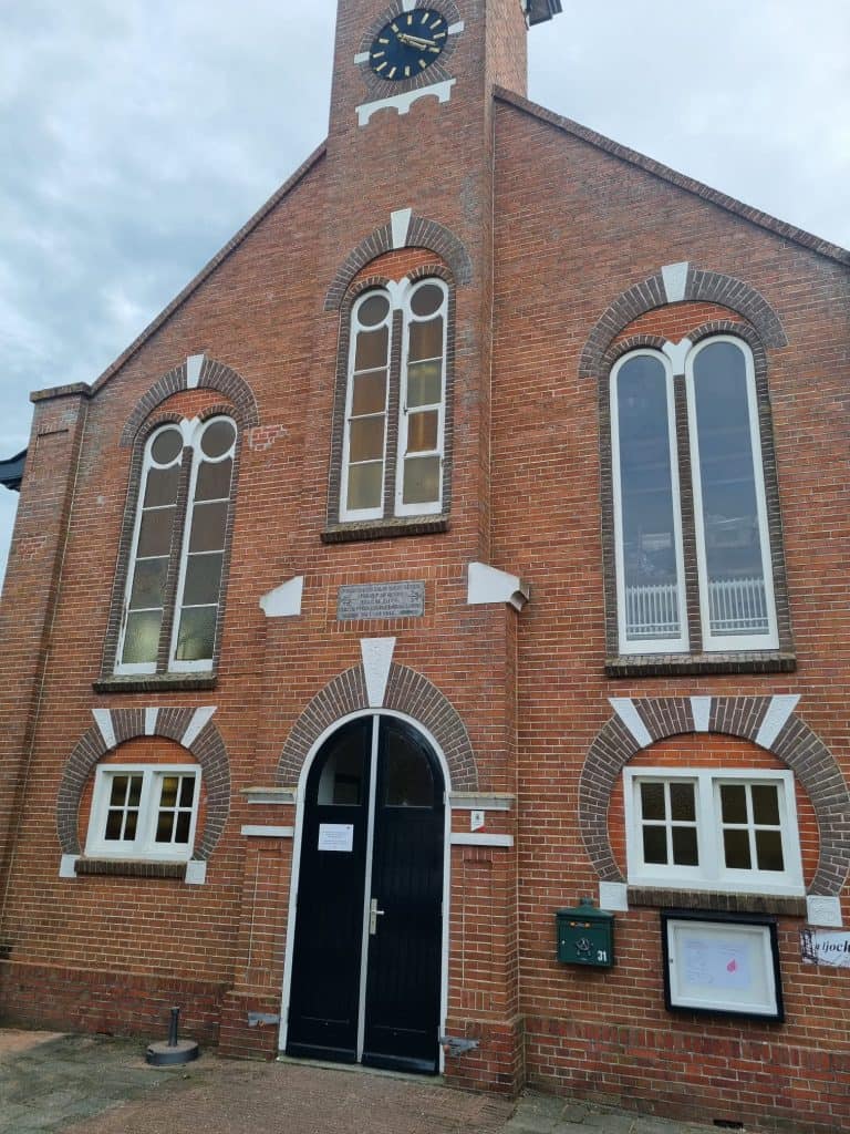 Glasvezel en onderhoud van het historische kerkgebouw in Friesland met grote ramen en sierlijke details, verzorgd door Glaszetter Friesland.