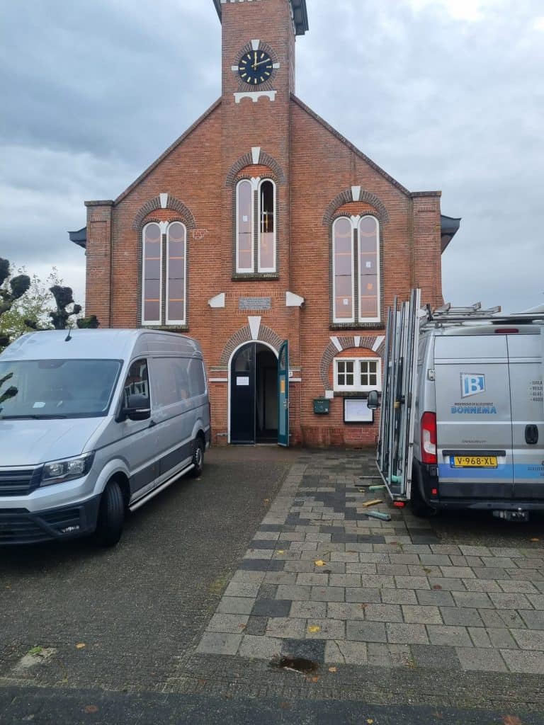 Glaszetter Friesland bij een historische kerk voor onderhoud en glasservice, professionele werkzaamheden, glasreparatie en ramen vervangen, vakmanschap en service in Friesland.