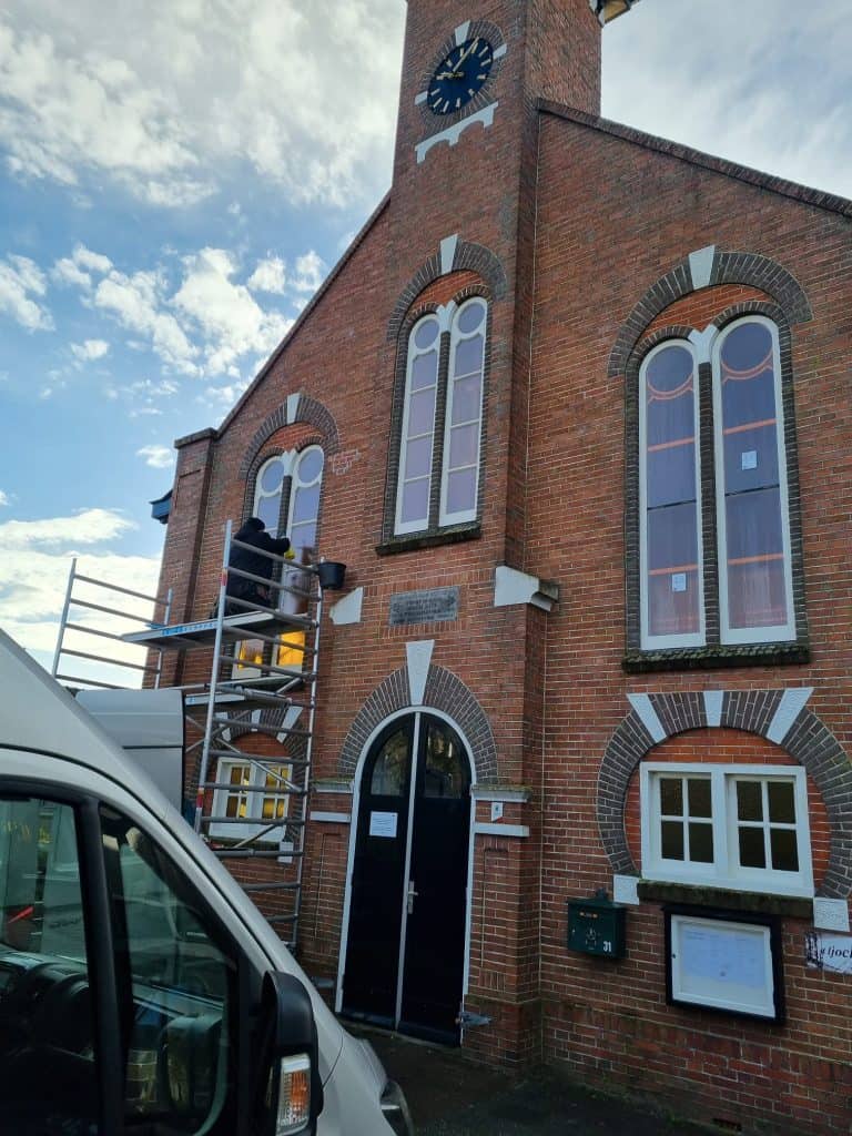 Kozijnen en ramen worden onderhouden en gemonteerd door glaszetters in Friesland.
