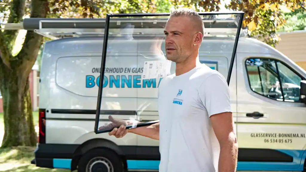 Onderhoud-en-Glasservice-Bonnema-arbeider-met-glas-in-lood-ramen.